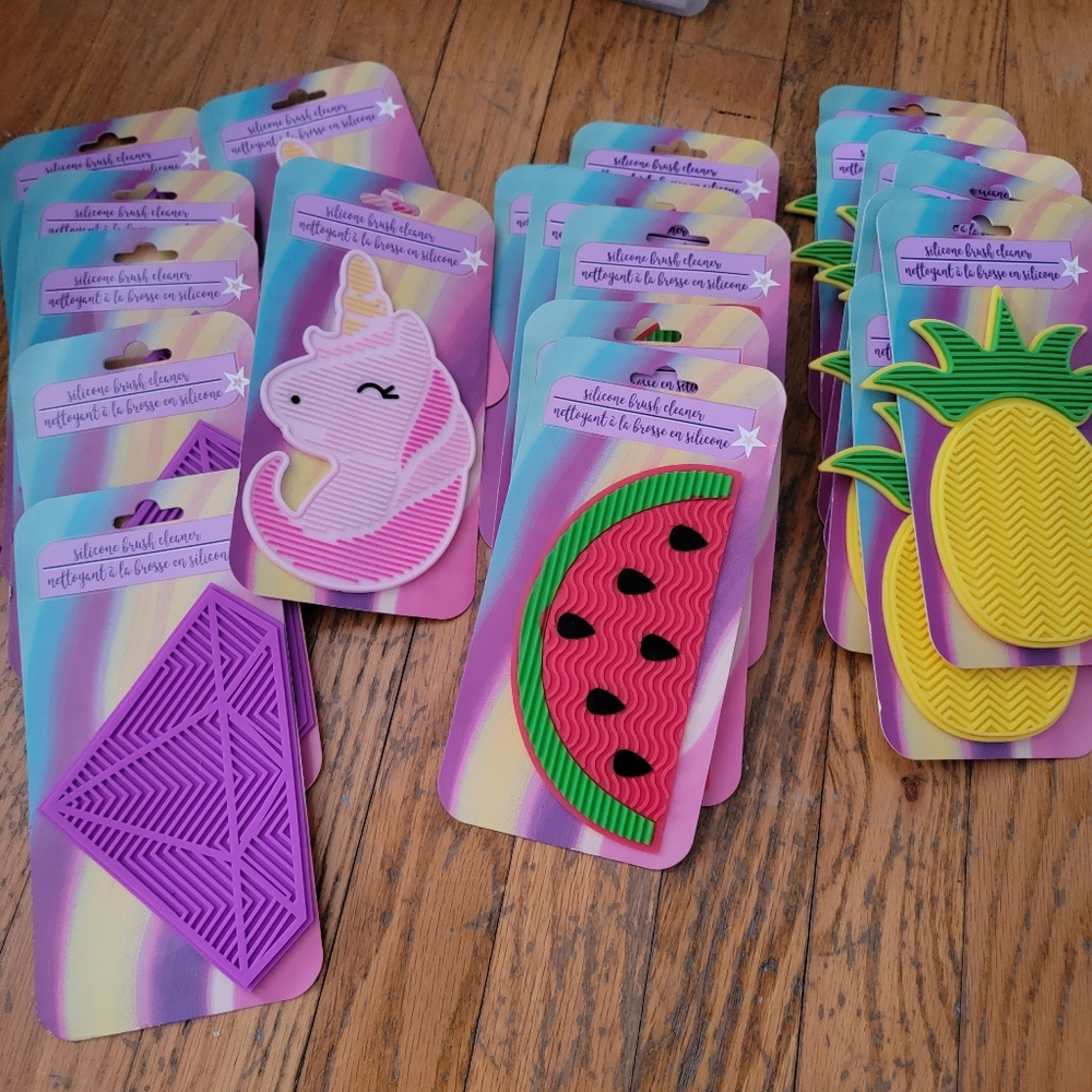 Silicone brush cleaners